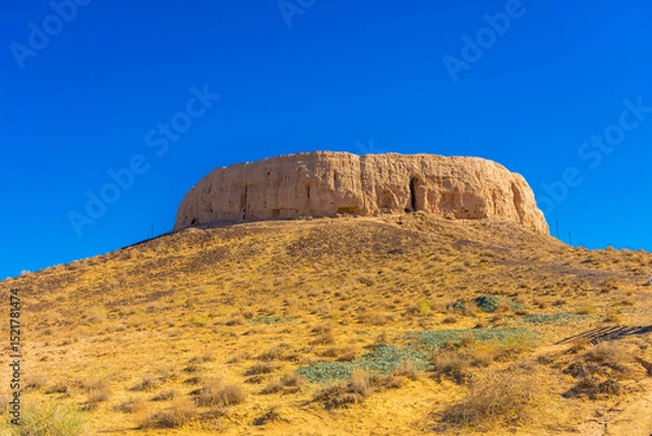 Obraz The fortress of Chilpik Kala, a tower of silence (dakhla) of the ancient Zoroastrian religion, serving as burial site in the desert,  Uzbekistan