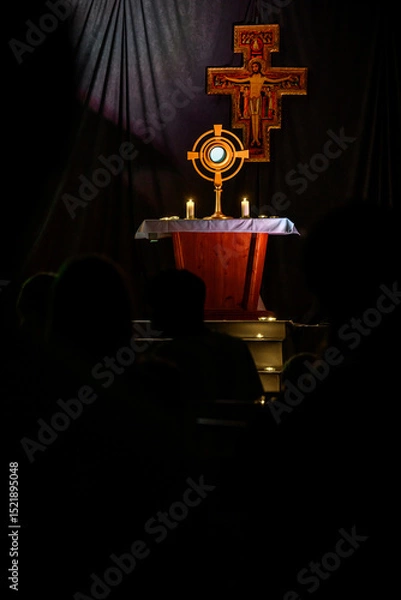 Obraz Adoration of the Blessed Sacrament during a Catholic youth event.