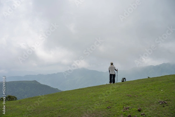 Obraz The woman standing alone on a mountaintop