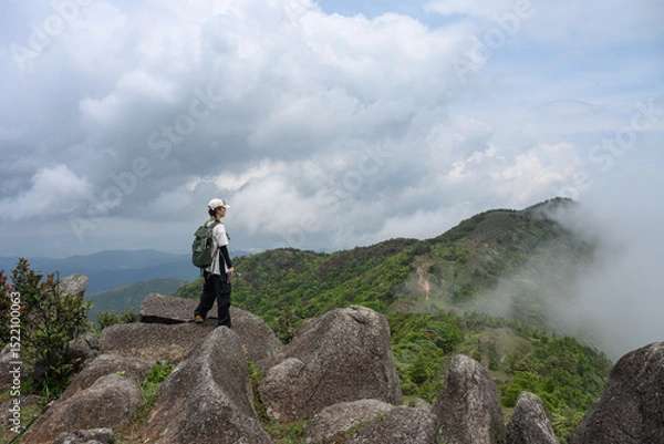 Obraz The woman standing alone on a mountaintop