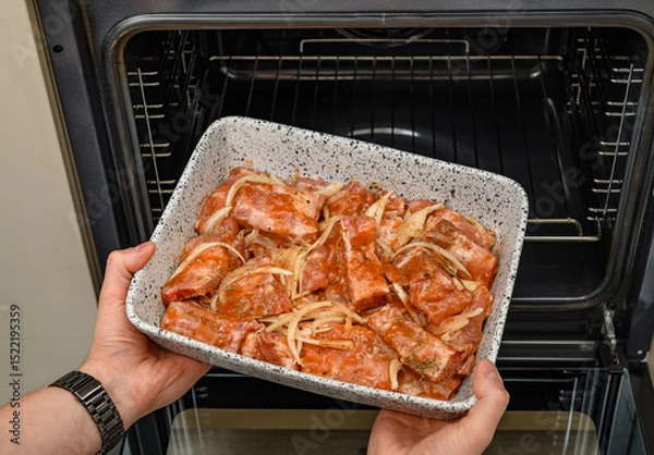 Obraz Żeberka pieczone w piekarniku z cebulą w sosie pomidorowym
