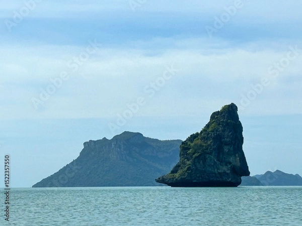 Fototapeta Lonely beautiful Rock in Ang Thong Marine National Park, Koh Samui. An archipelago in the Gulf of Thailand