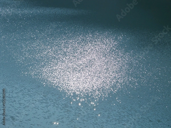 Obraz さざ波と太陽の光で水面がキラキラ輝く写真素材