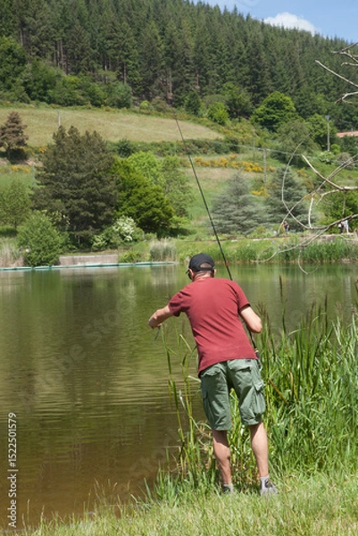 Obraz Pêcheur à la ligne sur la rive du lac d'Yseron dans le département du Rhône
