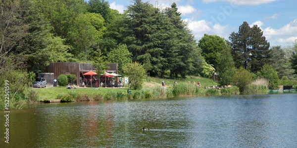 Obraz Promeneurs sur les rives du lac d'Yseron dans le département du Rhône