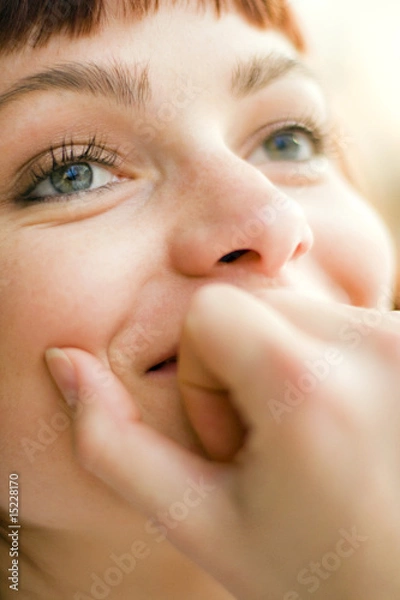 Fototapeta jeune femme yeux bleus amoureuse gourmande sourire rêve