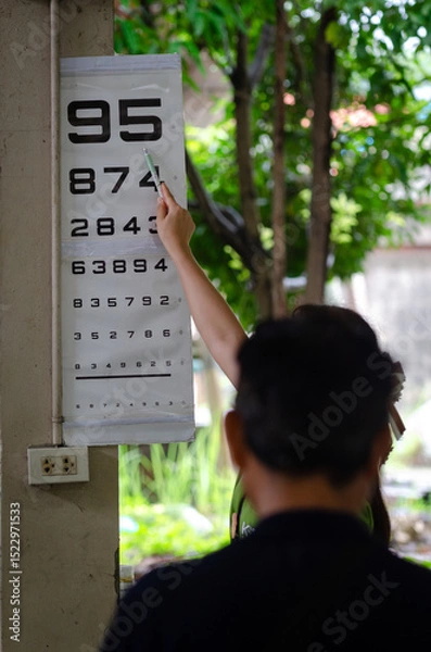 Obraz Eye examination using a numerical visual acuity table, which includes the "Standard Logarithmic Visual Acuity Table"