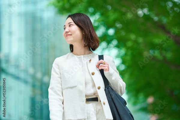 Fototapeta ビジネス街を通勤する女性
