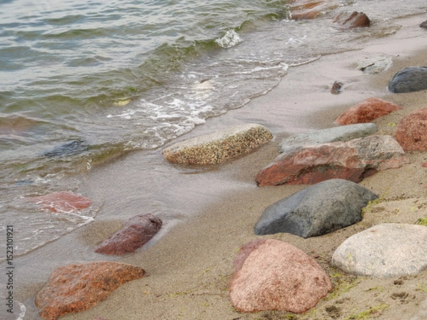 Obraz Duże kamienie na brzegu plaży i morza.