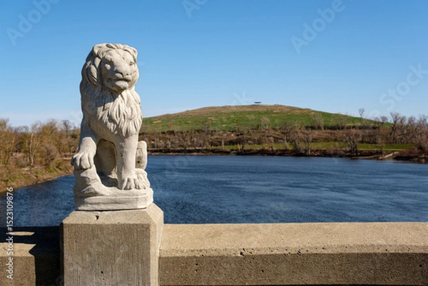 Obraz Lion statue on bridge over the Cedar River in Cedar Rapids, Iowa