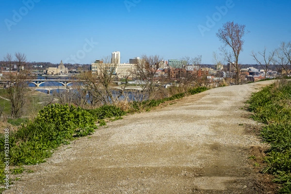 Obraz Cedar Rapids, Iowa skyline viewed from Trashmore Trail
