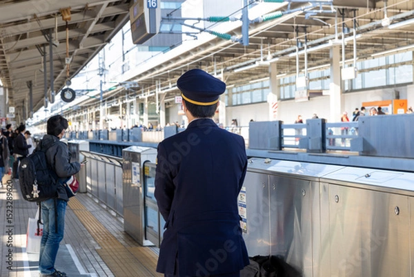 Obraz 新幹線を待つ駅員