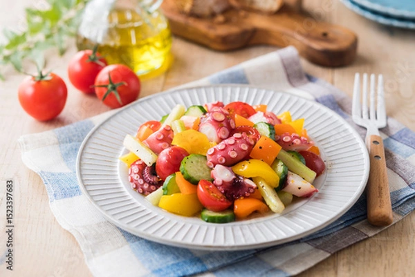 Obraz 【蛸と夏野菜のマリネ】夏に旬を迎える蛸とカラフルな夏野菜をオリーブオイル、ワインビネガー・胡椒などであっさりとマリネに仕上げました。