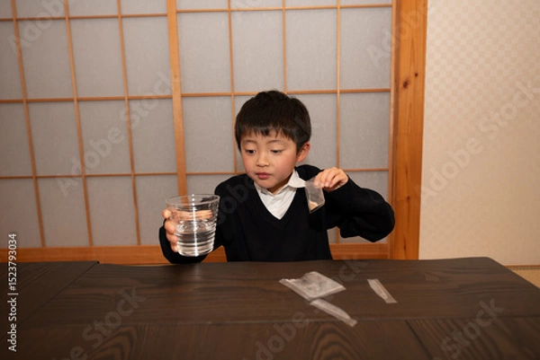 Fototapeta 薬を飲む子供