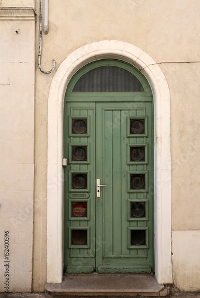 Fototapeta Alte grüne Haustür in einer südfranzösischen Stadt