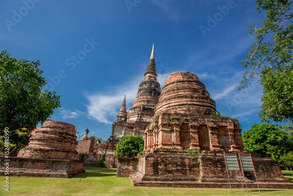 Obraz Background of ancient sculptures of the chedi in Wat Yai Chai Mongkol, Ayutthaya, Thailand, which is worth preserving for future generations to study its history.
