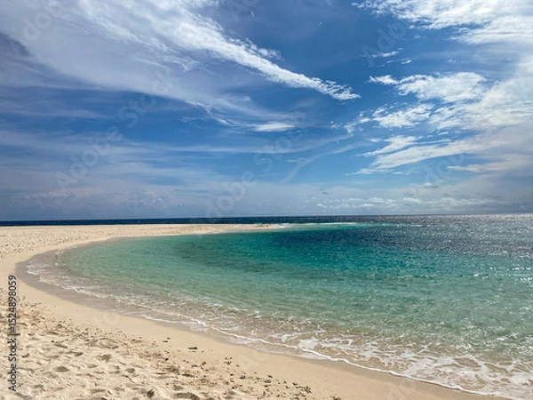 Fototapeta Transparent ocean water with sunlight reflection. Sandbanks in Camiguin Island. Philippines.
