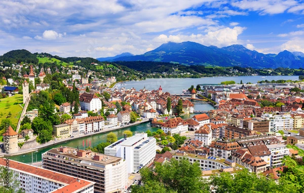 Fototapeta Lucerne, Switzerland. Historic city center with its famous Chapel Bridge and Mt. Pilatus on the background. (Vierwaldstattersee)