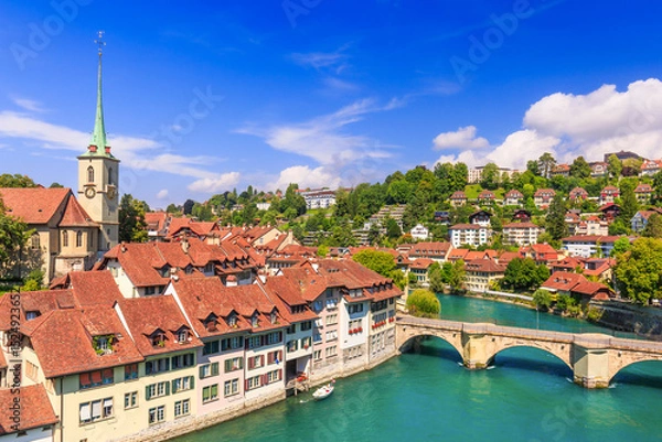 Fototapeta Bern, Switzerland. View of the old city center and Untertorbrucke bridge over river Aare.