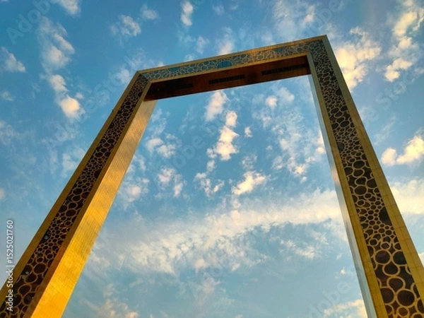 Fototapeta RemasterDirectDubai Frame – Iconic Architectural Landmark Bridging the Past and Future. 