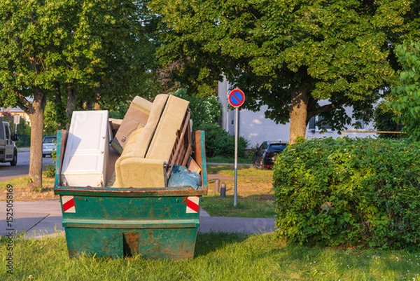 Obraz Container mit Sperrmüll gefüllt 