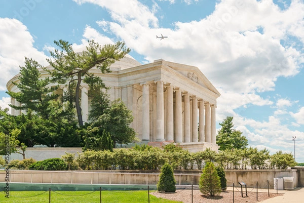 Obraz Close-up of Jefferson Memorial with trees and sky in Washington D.C..
