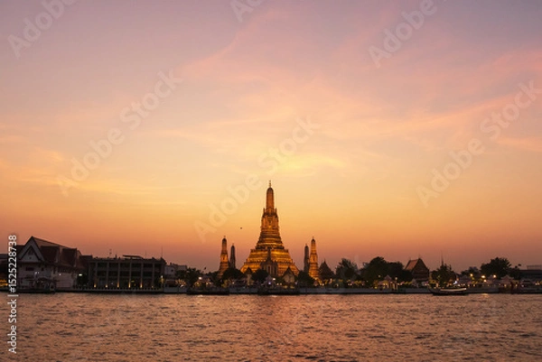 Fototapeta Wat Arun Ratchawararam Ratchawaramahawihan or Wat Arun (Temple of Dawn) is a Buddhist temple along the Chao Phraya river at twilight in Bangkok, Thailand.