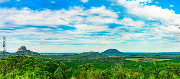 Obraz Schöne Grüne Landschaft der Glasshouse mountains in Queensland, Australien
