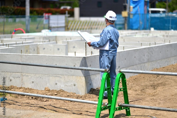 Obraz 住宅建築の基礎を点検する工事監督