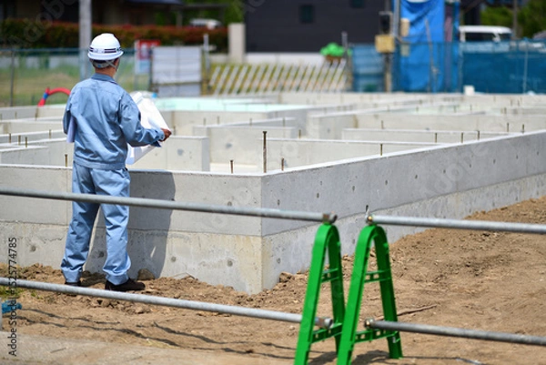 Obraz 住宅建築の基礎を点検する工事監督