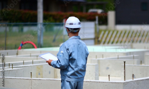 Obraz 住宅建築の基礎を点検する工事監督