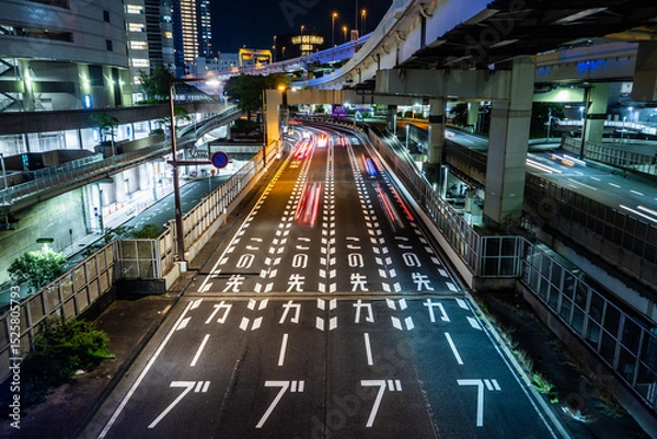 Obraz 夜の都会の道路のイメージ