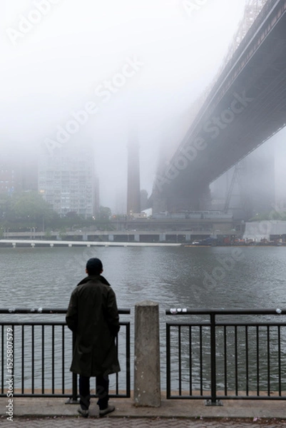 Fototapeta Person looking at the Queensboro Bridge covered in fog 