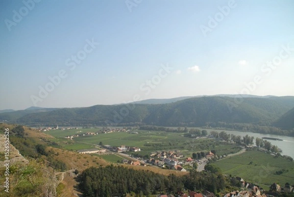 Fototapeta ドナウ川を見下ろす丘陵と村落のパノラマ風景

