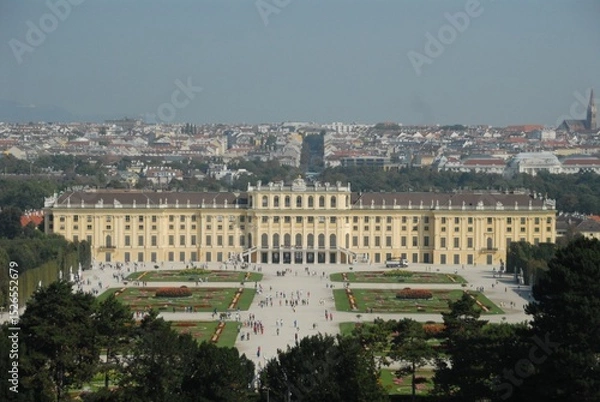 Fototapeta 上空視点で俯瞰する宮殿庭園と広がる都市

