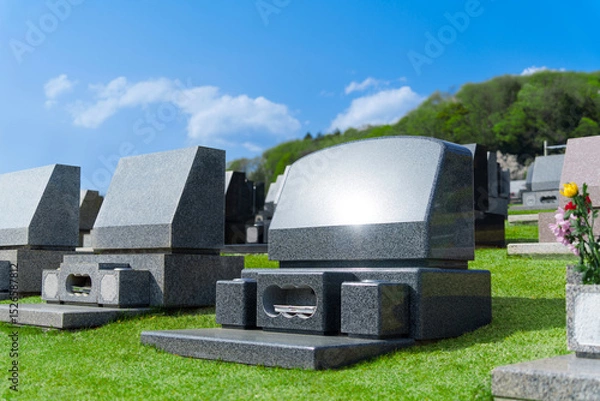Fototapeta 芝生墓地の洋風墓石。日本の霊園のイメージ。
