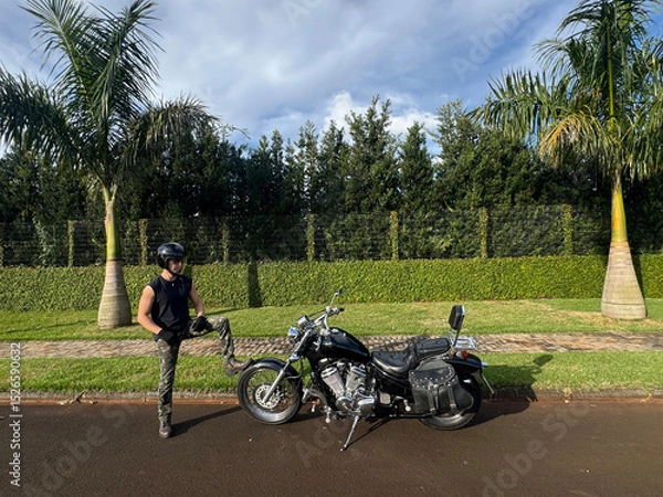 Fototapeta  homem com moto custom 