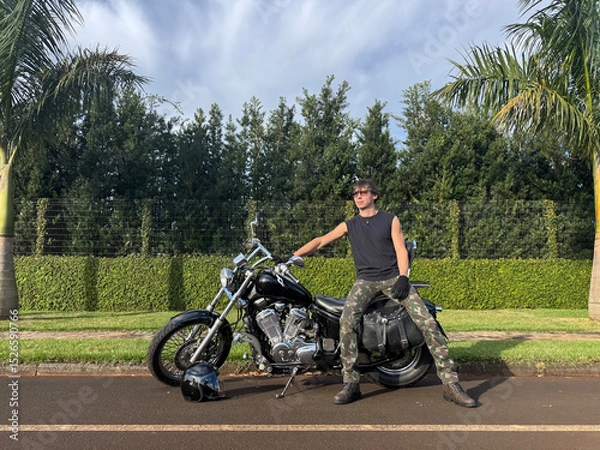 Fototapeta  homem com moto custom 