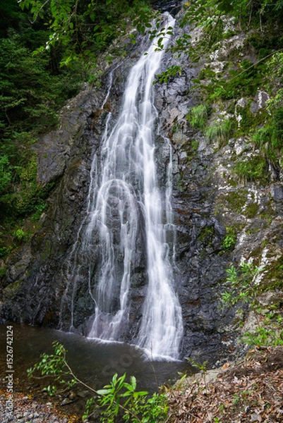 Fototapeta 三角に流れる素晴らしき自然のアート。鹿児島の八瀬尾の滝といった場所です。