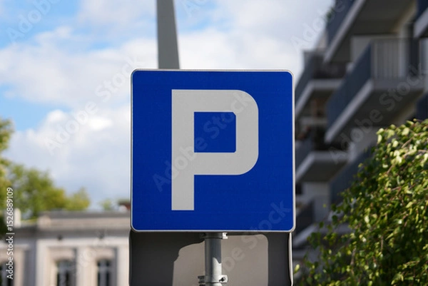 Fototapeta A blue parking sign displayed in an outdoor setting, indicating a designated parking zone.