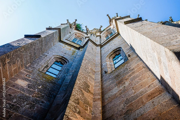 Obraz Opactwo św. Michała Archanioła na Mont Saint-Michel – były męski klasztor benedyktyński na wzgórzu Mont Saint-Michel, we Francji.
