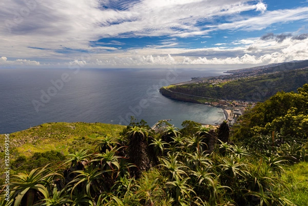Fototapeta Malowniczy widok z lotu ptaka na nadmorskie miasteczko Machico i zatokę Miradouro do Pico do Facho na Maderze