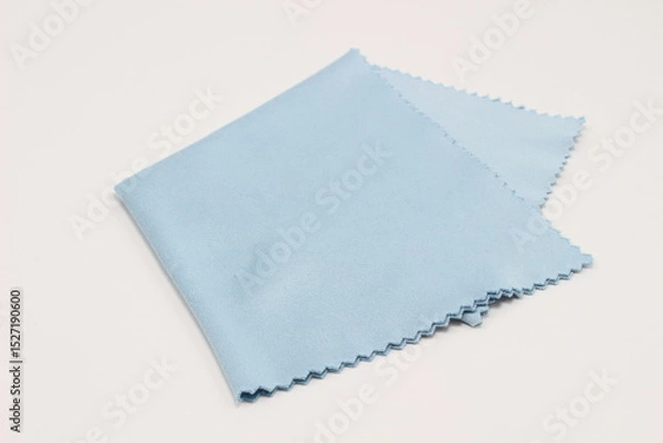 Fototapeta 青色のシンプルなレンズクロス、やさしい肌触り