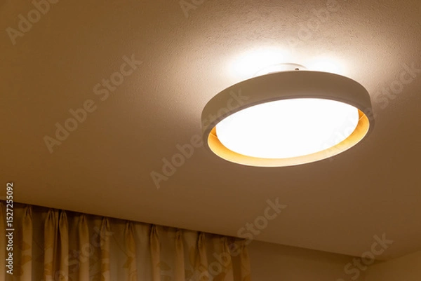 Fototapeta 部屋を照らす円形の照明