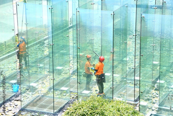 Fototapeta 汐留のガラスモニュメントを掃除する人達