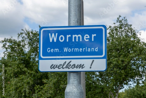 Obraz This close-up shot of a "Wormer Welkom!" sign, marking the municipality of Wormerland in the Netherlands, is ideal for illustrating local greetings and Dutch regional identity.