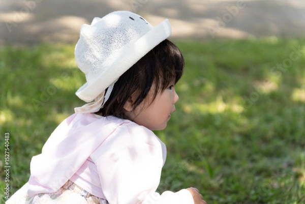 Obraz 公園の芝生で遊ぶ子供