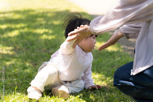 Obraz 公園の芝生で転んだ子供