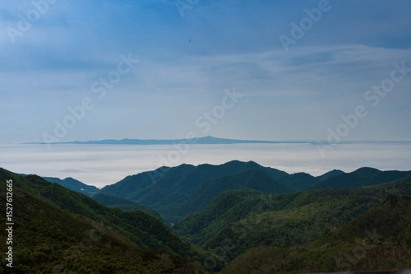Obraz 国後島と根室海峡の雲海、知床半島の知床峠から撮影