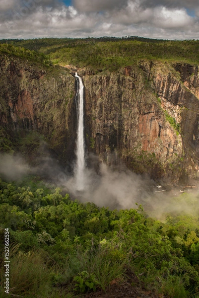 Fototapeta The Wallaman Falls, a cascade and horsetail waterfall on the Stony Creek, is located in the UNESCO Australia.